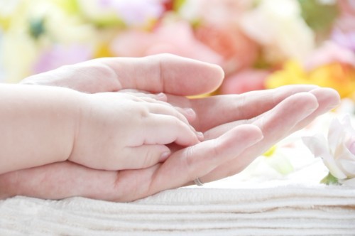 赤ちゃんとお母さんの手